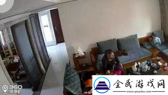 年輕夫妻哄睡小孩后開監控