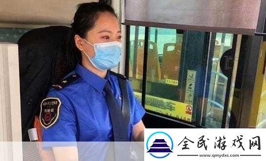 站在公交車?yán)镒ブ鴵u曳的手環(huán)1.握住搖曳手環(huán)感受城市的脈動