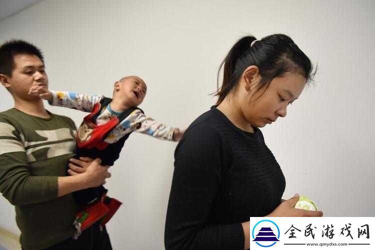 小孩晚上喂姐姐吃鋼筋
